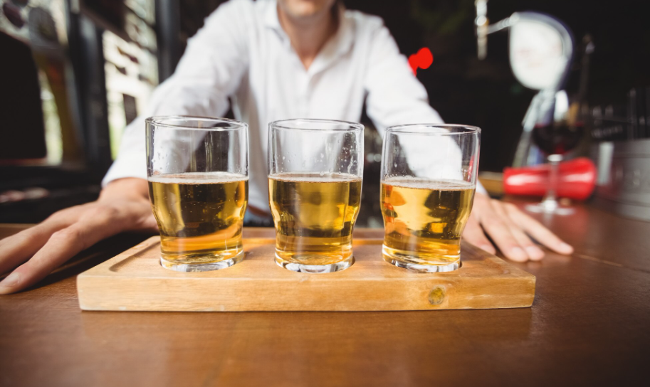 Jak připravit Honeysuckle Mule s medem a limetkou